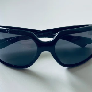 Solglasögon med detaljer  - Solglasögon med strass-stenar och breda skalmar, se bilder. Märkt: item NO 1551 CE Mycket fint skick