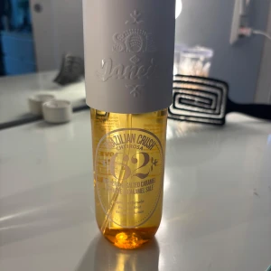 Sol de Janeiro Brazilian Crush Cheirosa 62 Body Mist - En fräsch body mist med doft av pistage och salt karamell från Sol de Janeiro. 240 ml. Perfekt för dig som älskar söta och varma dofter! Har testats ett fåtal gånger men det kan man knappast se😅Nypris 449kr