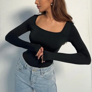 Svart långärmad bodysuit från Venderby's - Säljer en svart långärmad body från Venderby's med fyrkantig ringning. Jätteskönt material innuti och bra kvalitet 🖤