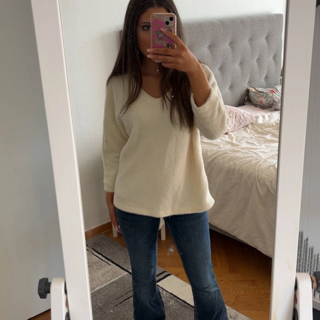 Vit stickad tröja med v-ringning