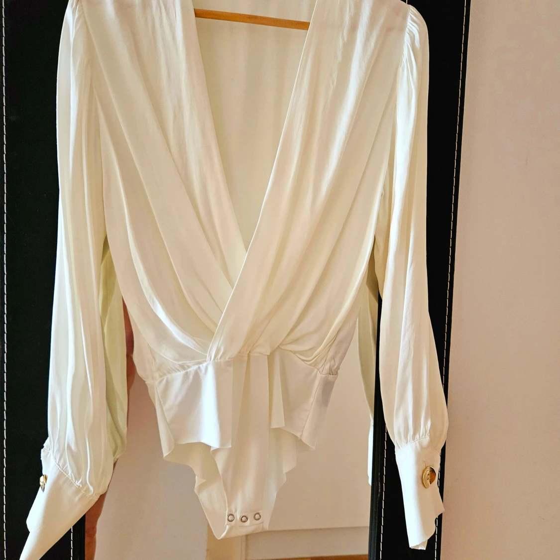 Vit omlott bodysuit med långa ärmar