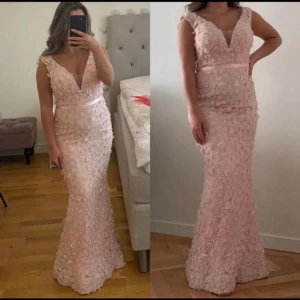 Ljusrosa långklänning med spets och blommor - Säljer en Kemtvättad klänning 👗 som är använd endast en gång! Kan mötas upp eller skickas!