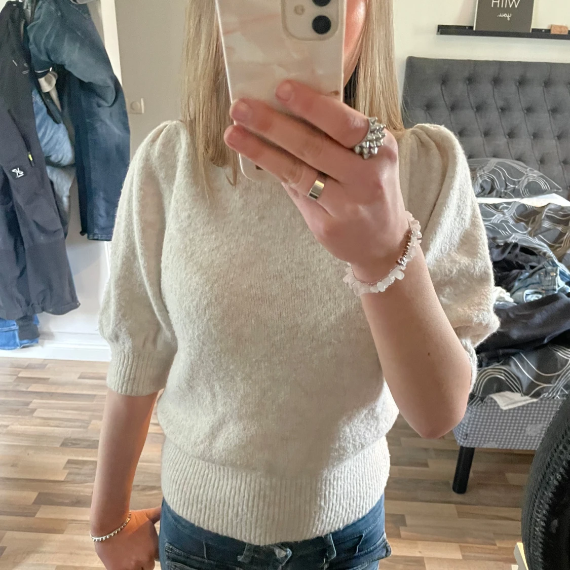 Vit stickad tröja med puffärm