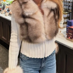  kofta med pälsväst  - Säljer en fluffig kofta med brun pälsväst. Västen har naturliga färgskiftningar i brunt och beige och är perfekt för att ge din outfit en lyxig touch. Passar snyggt över en långärmad topp eller tröja. Den passade it mig så jag orkar inte returnera.