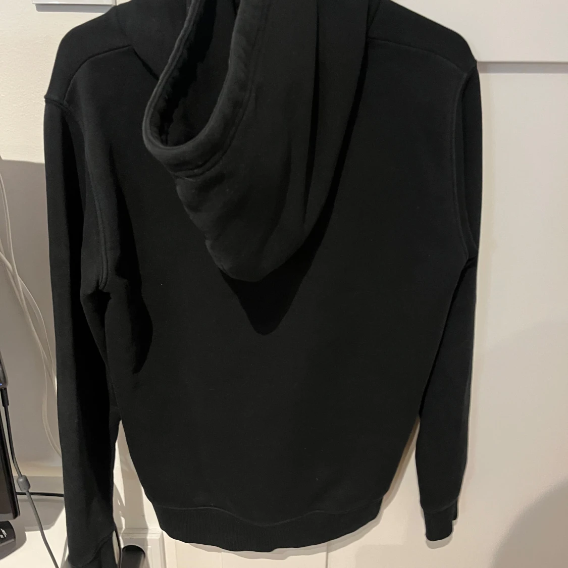 Svart hoodie från GANT med broderad logga - 2