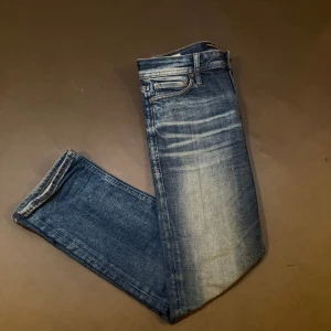 Jack & Jones-jeans i fint skick! - Säljer ett par snygga jeans från Jack & Jones som tyvärr bara blivit liggande i garderoben. De är använda i ungefär 1 månad och är i bra skick!  Modellen är Regular Fit, men upplevs mer som Slim Fit – sitter snyggt utan att vara för tighta. Superbekväma och lätta att matcha med det mesta! Storlek: 28-30  Köpta för ca 900-1000kr, men säljer dem nu för 419kr. Pris kan diskuteras, så släng iväg ett meddelande om du är intresserad!   