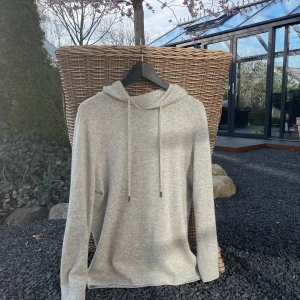 Kaschmir Hoodie - 100% kaschmir hoodie i väldigt bra skick! Bara testad. Hör av vid frågor! Nypris 1399kr kom med bud 