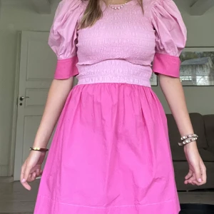 Rosa kortklänning från GANNI - Superfin rosa klänning med kort längd och puffiga ärmar. Säljs eftersom den tyvärr inte kommer till användning, den är använd endast en gång 💕 Säljs för endast 600 kr!
