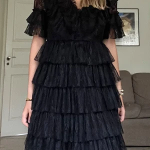 Svart klänning BY MALINA - Säljer nu min superfina klänning från bymalina, klänningen går ner till knäna så den är casual samtidigt som den kan användas vid finare tillfällen!! Endast använd en gång💕Nypris 3000 kr, säljer för endast 1800🤩