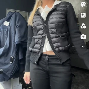 Moncler cardigan - Funderar på att sälja min cardigan som är i helt nytt skick,säljer den endast vid bra bud 