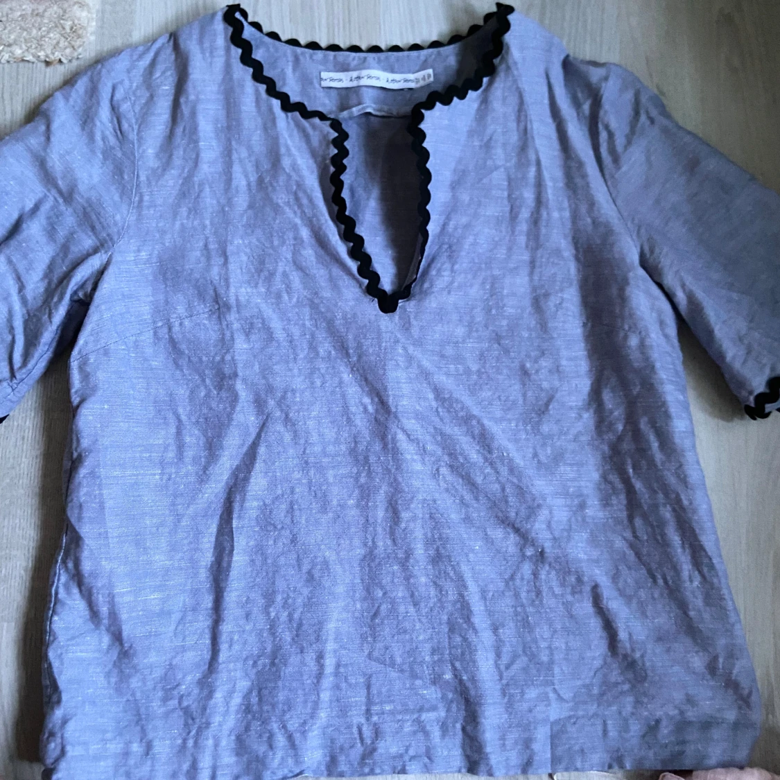 Ljusblå blus med svarta vågiga kanter från & Other Stories - 1