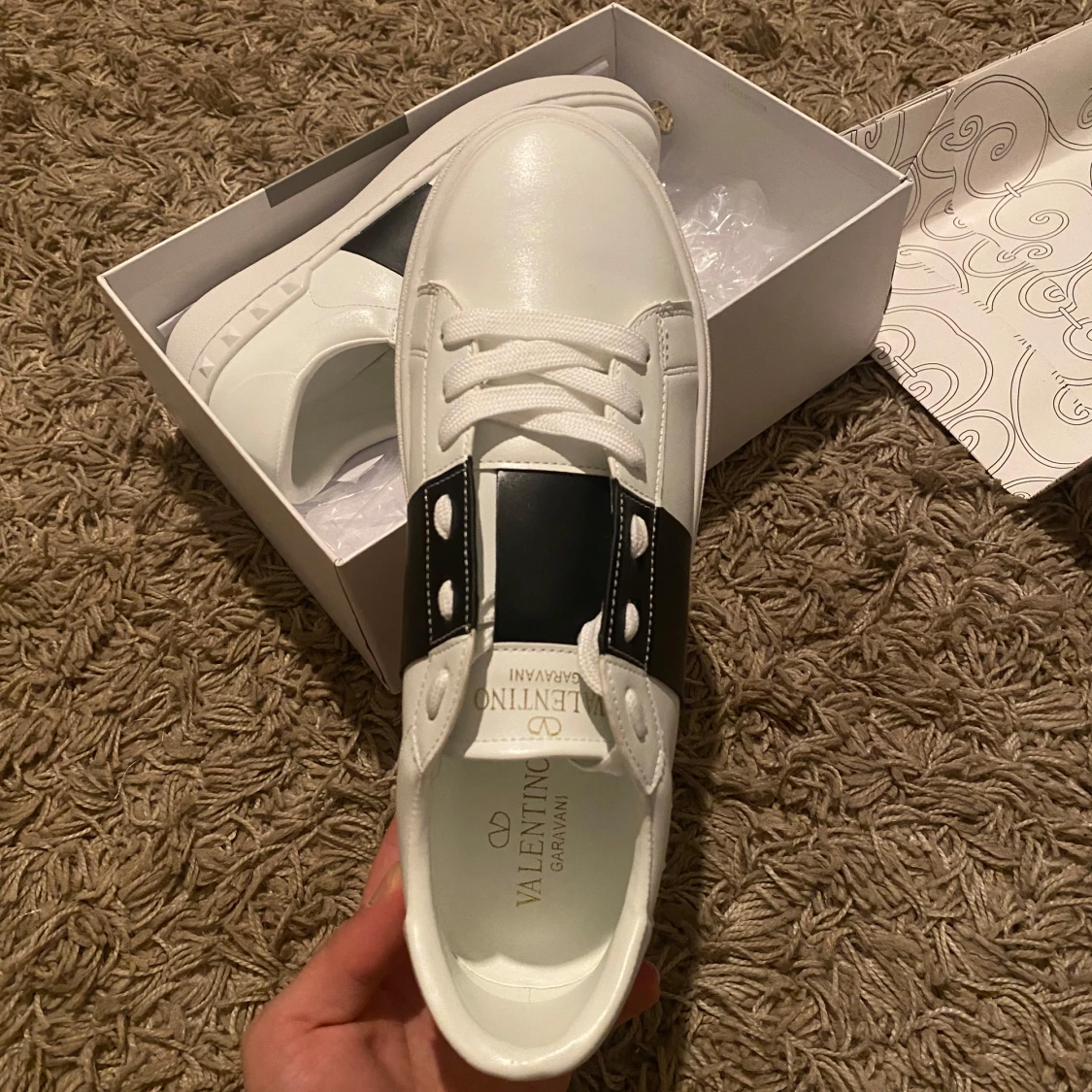 Valentino Garavani vita sneakers med svart band - 2