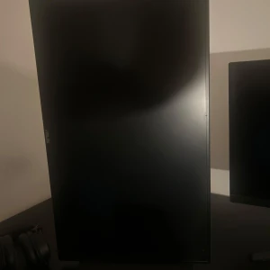 Svart datorskärm från ASUS  - Säljer en svart skärm från ASUS. Nyskick på skärmen, fungerar exakt som den ska och inga defekter.