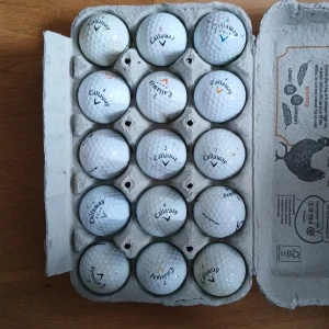 Callaway golfbollar i äggkartong - Säljer ett set med 12 vita golfbollar från Callaway, snyggt förvarade i en äggkartong. Perfekt för dig som vill fylla på golfbagen med kvalitetsbollar. Alla bollar har Callaway-loggan och klassisk design.