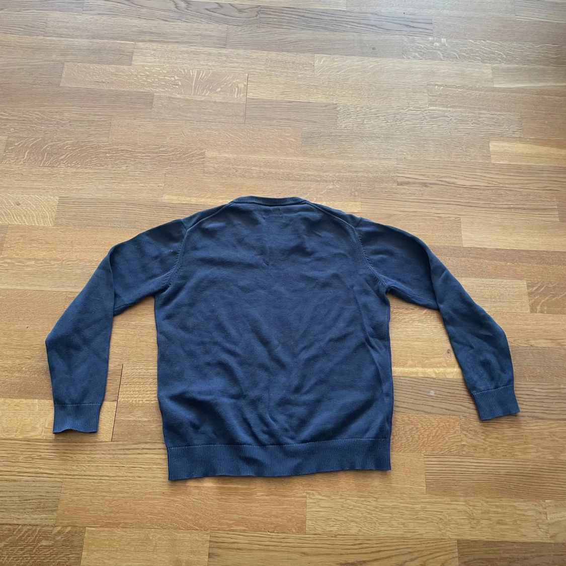 Mörkblå v-ringad tröja från GANT - 1