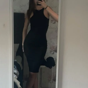 Svart tight klänning - Säljer en svart tight klänning med ärmlös design, perfekt inför sommaren 👌😊