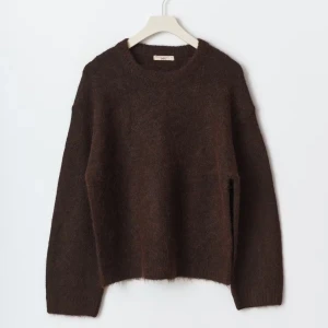 Brun stickad tröja  - Så fin brun stickad tröja från Gina Tricot. Den är endast använd en gång så den är som ny, inga defekter. Perfekt nu till vintern!❤️