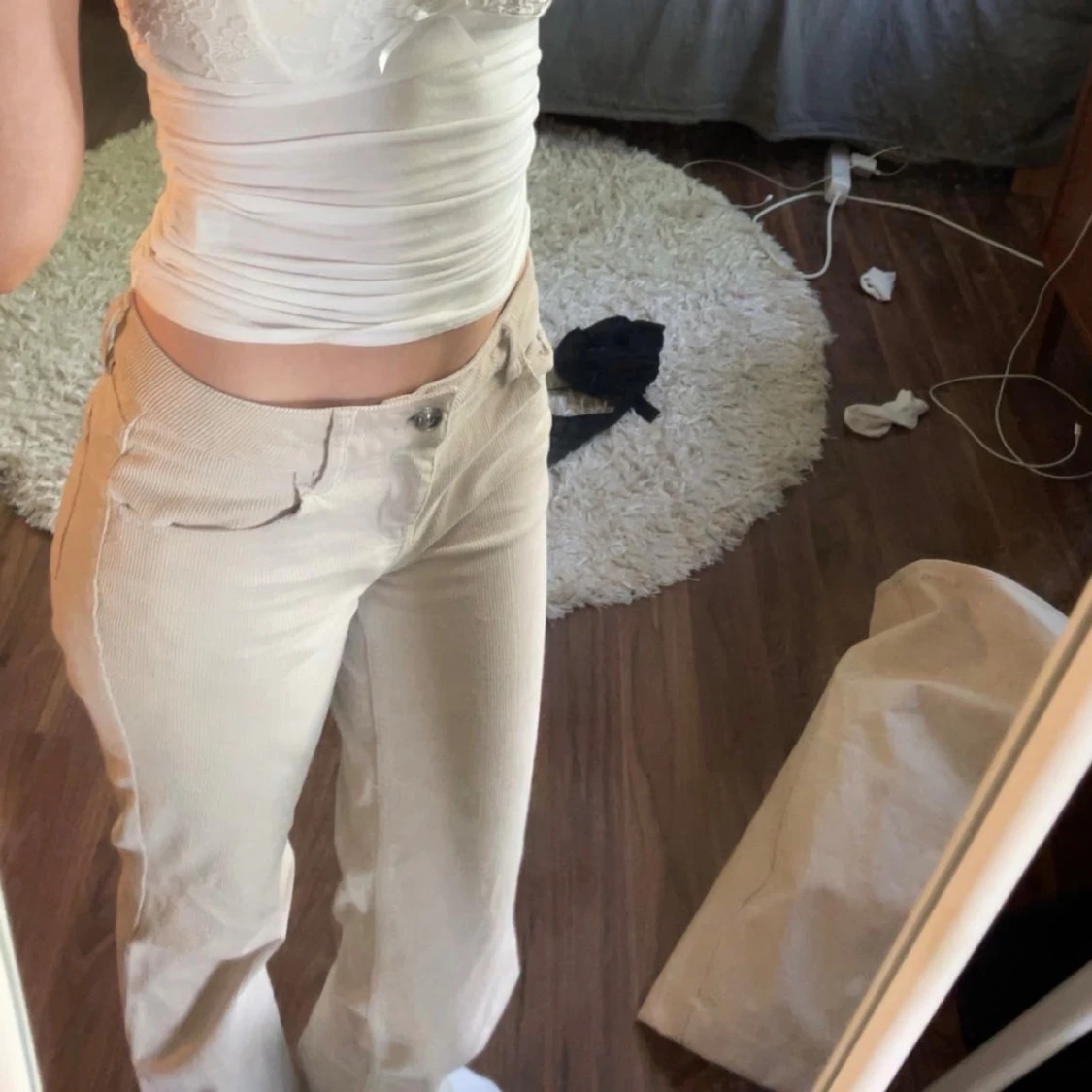 Beige manchesterbyxor från Divided - 2