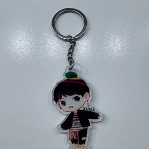 Nyckelring med SUGA från BTS - Söt nyckelring med SUGA från BTS! Perfekt accessoar till väskan eller nycklarna.