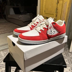 Etnies Scout x TTFF sneakers i rött och vitt i strl 42 - Säljer ett par Etnies Scout x TTFF sale sample sneakers i rött, vitt och marinblått. Skorna har vit ovandel med röda paneler, blå detaljer vid hälen och vit sula. Klassisk snörning och rund tå. Perfekta för dig som gillar streetwear och skate. Skorna är helt nya och aldrig använda.