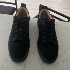 Svarta louboutins - Svarta mocka skor från christian louboutin med en stilren röd sula🔴 perfekta att ha som varje dag skor eller till finare evenemang🍾 går göra riktigt feta outfits med dessa! 