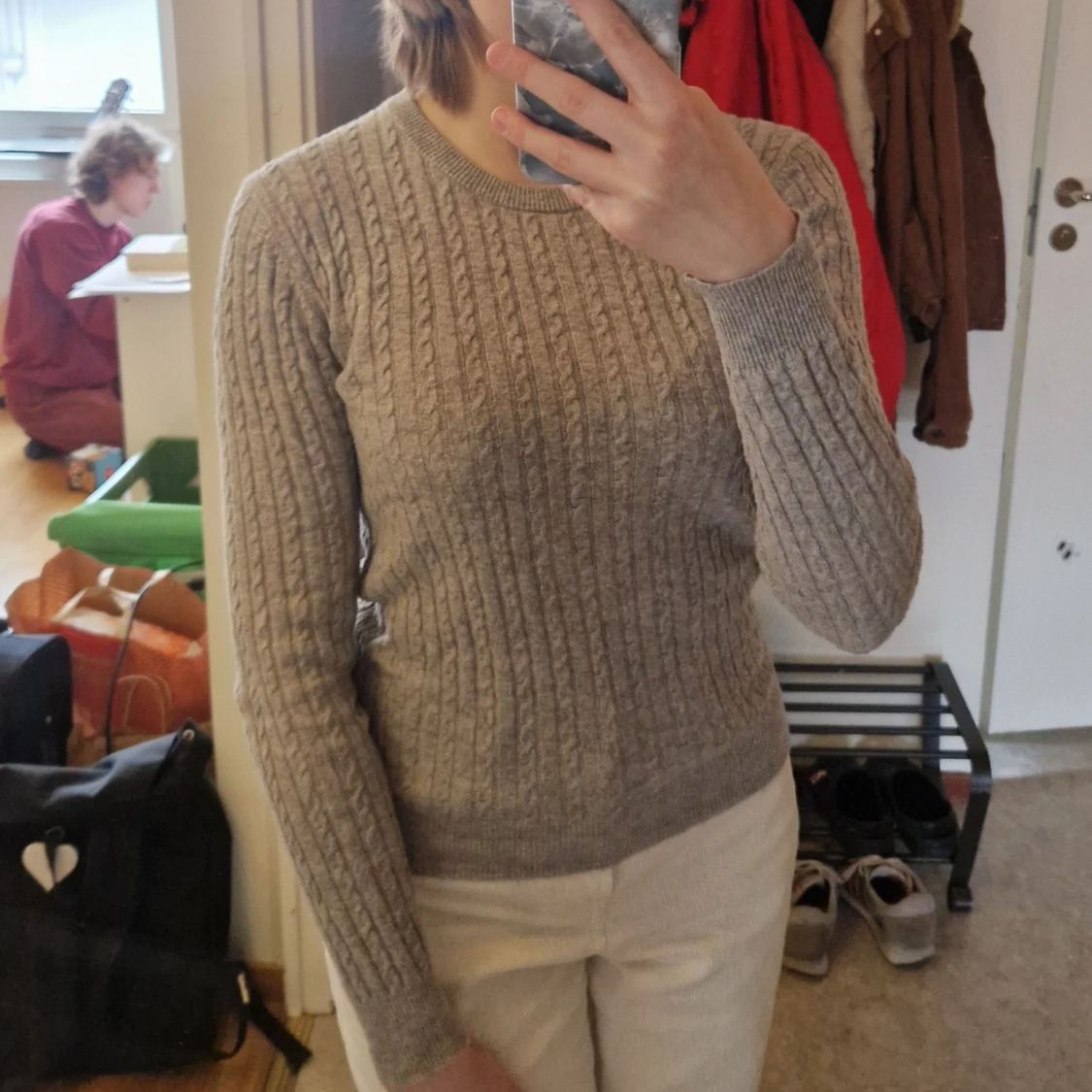 Grå kabelstickad tröja från Gina Tricot - 1