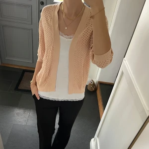 Rosa stickad kofta  - Rosa trekvartsärmad kofta från YAYA i fint skick. Kan inte hitta storlek men skulle säga S/M. Använd gärna köp nu!