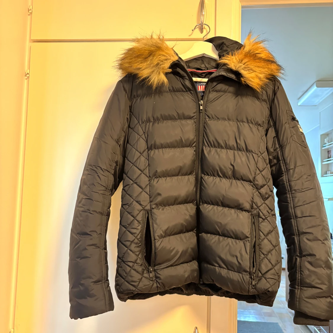 Svart pufferjacka med fuskpäls från Vinson