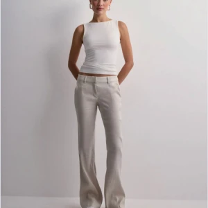 Vita kostymlinnebyxor  - Andra bilden är egen bild, använda endast två gånger så de är i mycket bra skick! Skriv vid funderingar☺️ lite för korta på mig som är ca 169 