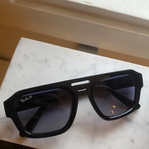 Svarta solglasögon från Ray-Ban - Snygga svarta solglasögon från rayband. 