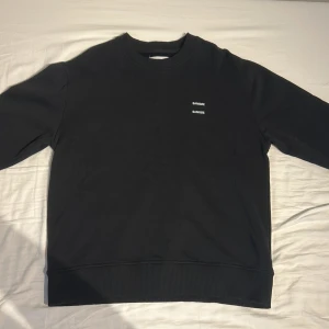 Samsoe Samsoe Joel crewneck - En svart sweatshirt från Samsoe Samsoe. Tröjan är använd ett fåtal gånger och har mest hängt i min garderob. Den är storlek L och är köpt från Samsoes hemsida. Hör av dig om du har några frågor!🔥