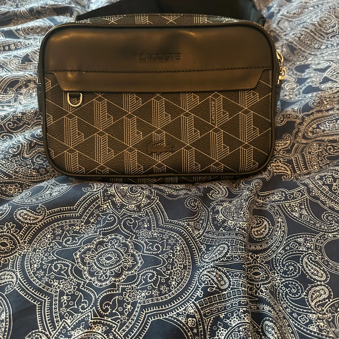 Lacoste magväska