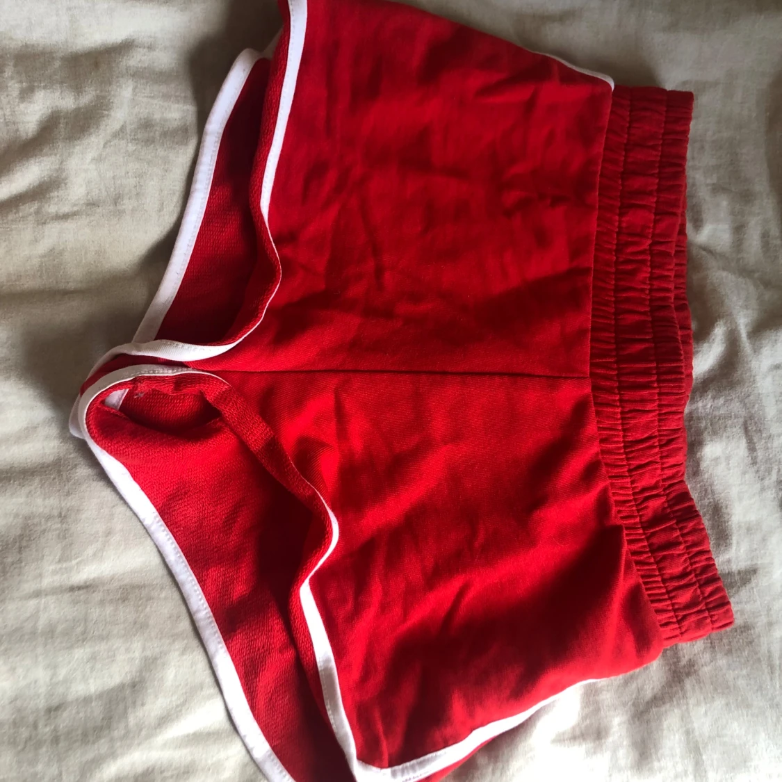 Röda sportiga shorts med vit kant