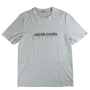 Jacob Cohën  - Jacob Cohën T-Shirt. Storlek M. Skick 8.5/10. Pris 790kr. Nypris 2300. Finns att köpa på Fashionels.com 