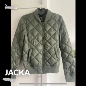 Jacka - Sparsamt använd jacka. Perfekt till våren 