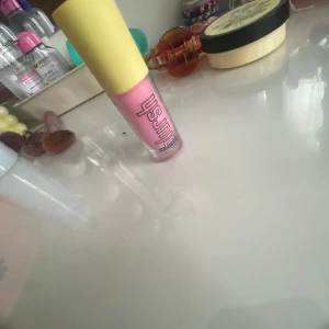 Blush i färgen strawberry cream - Flytande rouge från Blush i en söt rosa färg! Köpte i fel färg men färgen kanske passar någon annan bättre?🦄💕