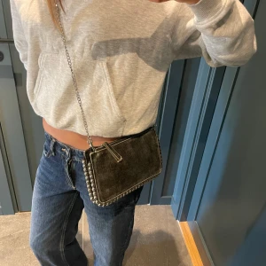 Svart jeans axelväska med kedja - Cool svart axelväska i jeansmaterial från Zara.