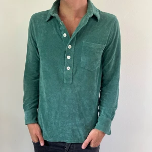 Nikben tröja  - En as schysst frotté tröja från Nikben. Storlek S och modellen på bilden är ca 182 cm. Fint skick, köp för endast 399kr.  