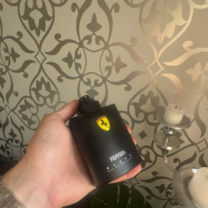 Ferrari black parfym - 80/100ml kvar ish, luktar riktigt fräscht och gott och passar till alla tillfällen, jag har sparsamt förvarat den i svalt och mörkt klimat, har fått komplimanger för denna doft innan, luktar mycket gott. Pris kan alltid diskuteras!