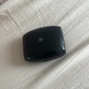 Det är bra hörlurar i bra kvalitet  - Det är bra kvalitet på de har båda hörlurarna med märke TEW-100 made in P.R.C