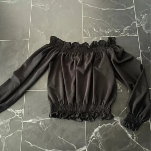 Off shoulder tröja - Off shoulder tröja med volanger. I storlek XL men liten i storleken så passar mindre.