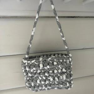 Virkad väska - Egenvirkad handväska med bra kvalitet!  Grå/Vit 🩶🤍