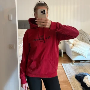 Röd hoodie från Peak Performance - Säljer en röd hoodie från Peak Performance, kommer ej till användning. 
