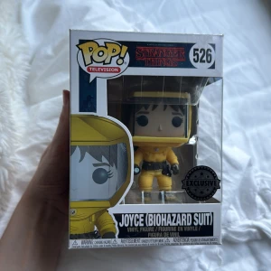Joyce (Biohazard Suit) #526 - Cool samlarfigur från Stranger Things! Joyce i biohazard-dräkt, perfekt för fans av serien och dig som älskar unika Pop! Television-figurer. En exklusiv och stilren pryl att ha i bokhyllan eller på skrivbordet. Pris kan diskuteras!