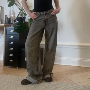 Zara baggy jeans - Grå baggy jeans från Zara! Distressed/stonewash finish. Jag har sytt upp benen så de är vikta i botten, men det går att sprätta upp sömmen eller vika in om man föredrar 🫶🏻