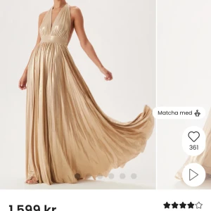 Guldig långklänning med halterneck - Säljer min balklänning eftersom den tyvärr inte kommer till användning längre 