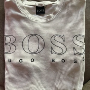 Hugo boss T-shirt  - Hugo Boss T-shirt i skönt material. Har lite defekter, kolla sista sidan. Skriv vid frågor😊