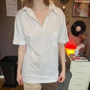 Paul Smith piké - Vit pikétröja med citrongula detaljer från Paul Smith <3