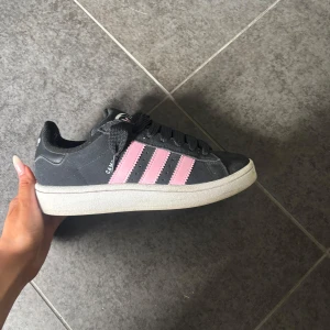 Adidas Campus sneakers svart/rosa - Svarta Adidas Campus, använda fåtal gånger. De är i storlek 37 1/3, säljs då de inte används 