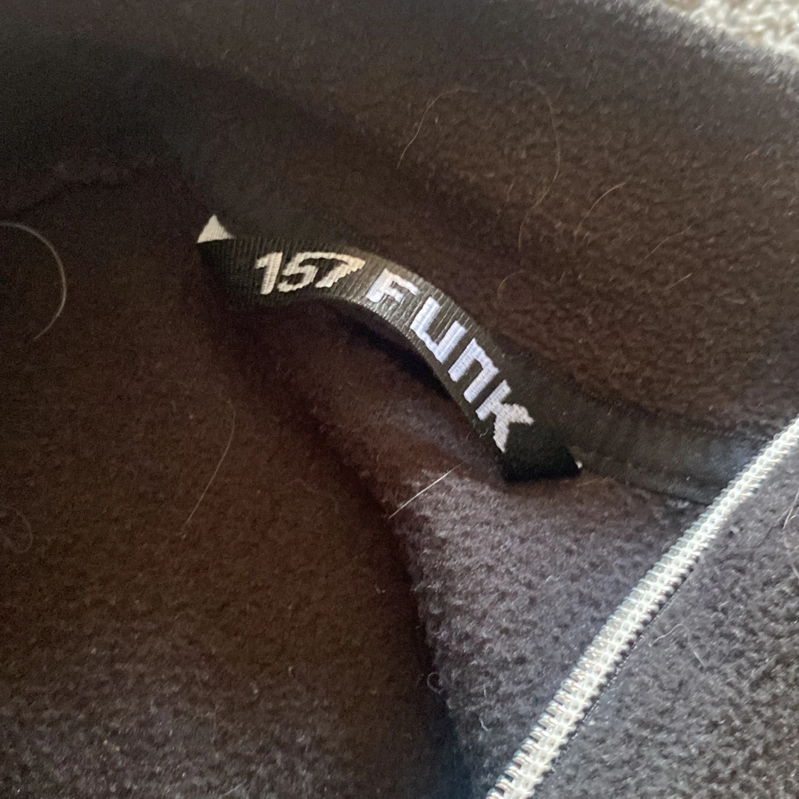 Svart fleece half zip från 157 Funk